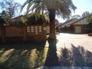 View profile: Quality Villa- Easy Walk to Station!