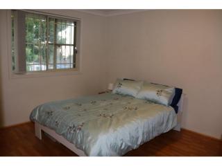 View profile: 3 Bedrooms- Walk to Station!