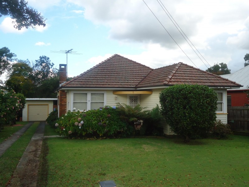 One minute walk to Station, Shops & Schools