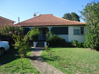 View profile: Spotless Renovated Half House- Excellent Location!