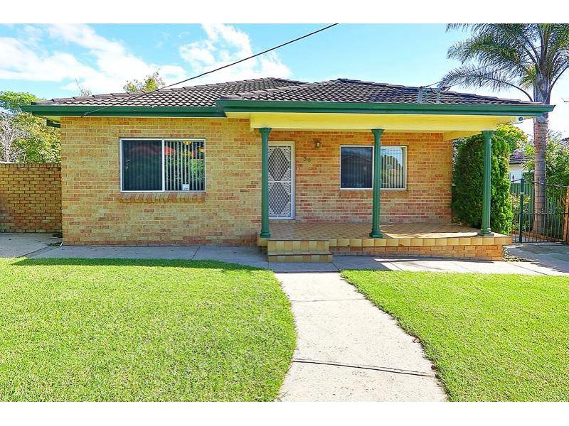 Large Quality Home and Double Garage!