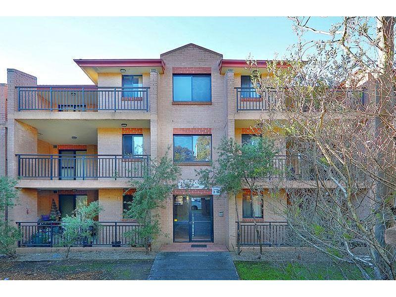 Huge Modern Unit, Minute to Station & Shops