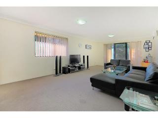 View profile: Huge Modern Unit, Minute to Station & Shops