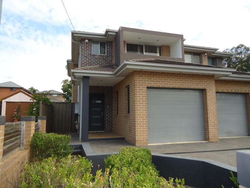 Air Conditioning, Gas Cooking, 3 Toilets, Walk to Station