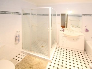 View profile: Gas Cooking & Air Conditioning! Close to Transport!
