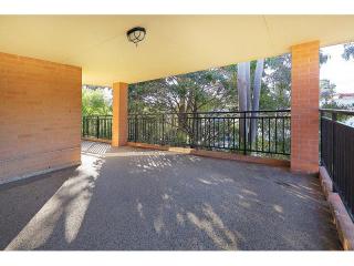 View profile: Huge Modern Unit, Minute to Station & Shops