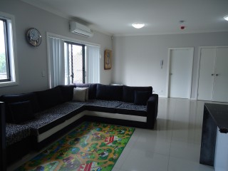 View profile: Three Bedroom Unit in Outstanding Location!