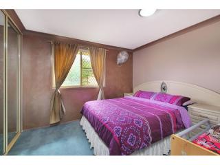 View profile: 3 Bedrooms- Walk to Station!