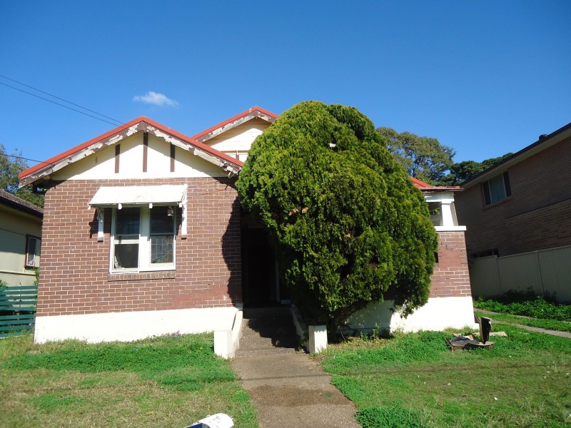 5 MINUTE WALK TO SHOPS & STATION
