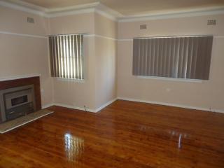View profile: 3 bedroom home and walk to station!