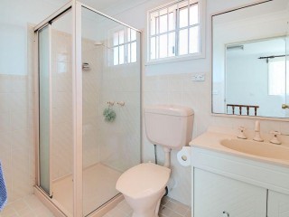 View profile: Massive 5 bedroom home- Close to Schools & transport