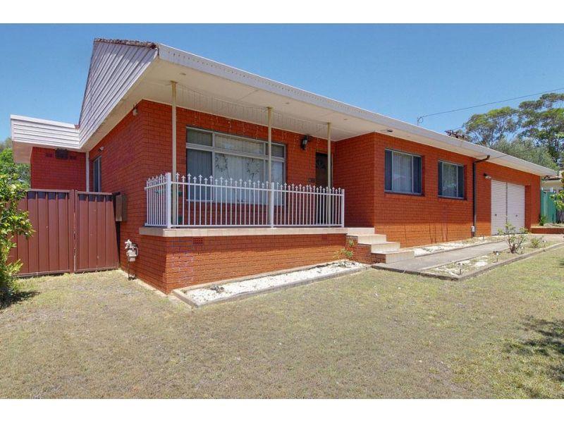 Quality four bedroom home-Walk to Station