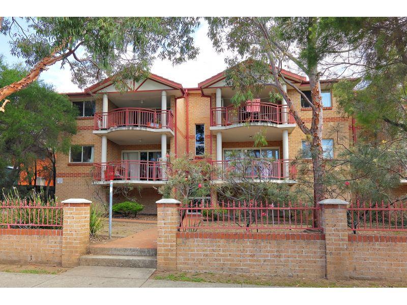 Rare find! Courtyard & Walk to Station!