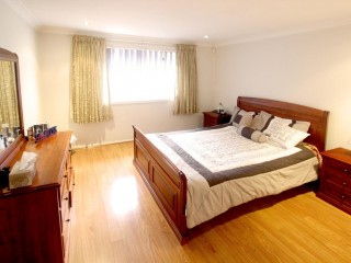 View profile: Gas Cooking & Air Conditioning! Close to Transport!